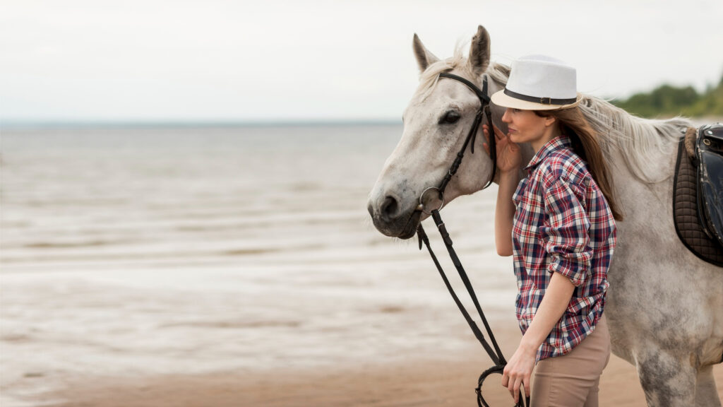 Excursiones a caballo en Excursiones a caballo 2 - 4 Excursiones a caballo - Vive una inolvidable experiencia a lomos de un caballo con nuestras excursiones a caballo por los rincones más espectaculares del sur de Gran Canaria. Descubre un paraje único mientras recorres paisajes volcánicos y senderos que atraviesan dunas y caminos de una belleza extraordinaria. Disfruta de unas vistas asombrosas de Maspalomas y su impresionante mar de dunas, todo mientras te dejas llevar por el ritmo tranquilo y armonioso del caballo. Siente la naturaleza en estado puro y conéctate con el entorno de una manera auténtica y emocionante. Las excursiones a caballo son la forma perfecta de explorar la isla desde una perspectiva diferente y mágica. | El Salobrehr - 3
