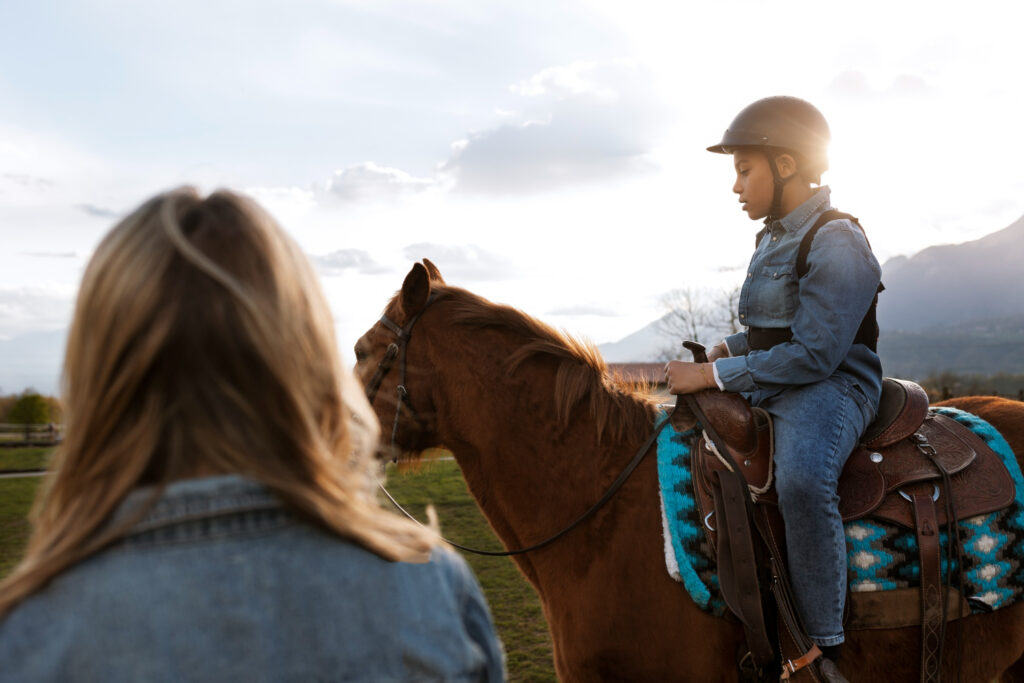 Excursiones a caballo en Excursiones a caballo 3 - 6 Excursiones a caballo - Vive una inolvidable experiencia a lomos de un caballo con nuestras excursiones a caballo por los rincones más espectaculares del sur de Gran Canaria. Descubre un paraje único mientras recorres paisajes volcánicos y senderos que atraviesan dunas y caminos de una belleza extraordinaria. Disfruta de unas vistas asombrosas de Maspalomas y su impresionante mar de dunas, todo mientras te dejas llevar por el ritmo tranquilo y armonioso del caballo. Siente la naturaleza en estado puro y conéctate con el entorno de una manera auténtica y emocionante. Las excursiones a caballo son la forma perfecta de explorar la isla desde una perspectiva diferente y mágica. | El Salobrehr - 5